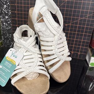 YUU Heidi Memory Foam Wedge Sandals New With Tag. Summer Sandal White Beach!